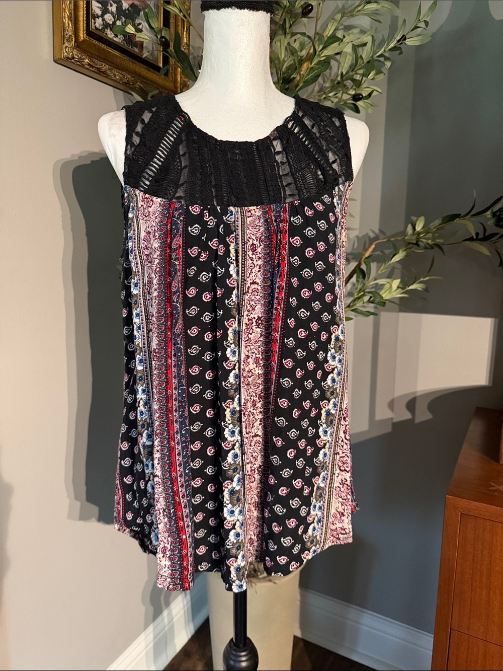 Boho Sleeveless Crochet Yoke Tank - Black Multi asymmetrical hem